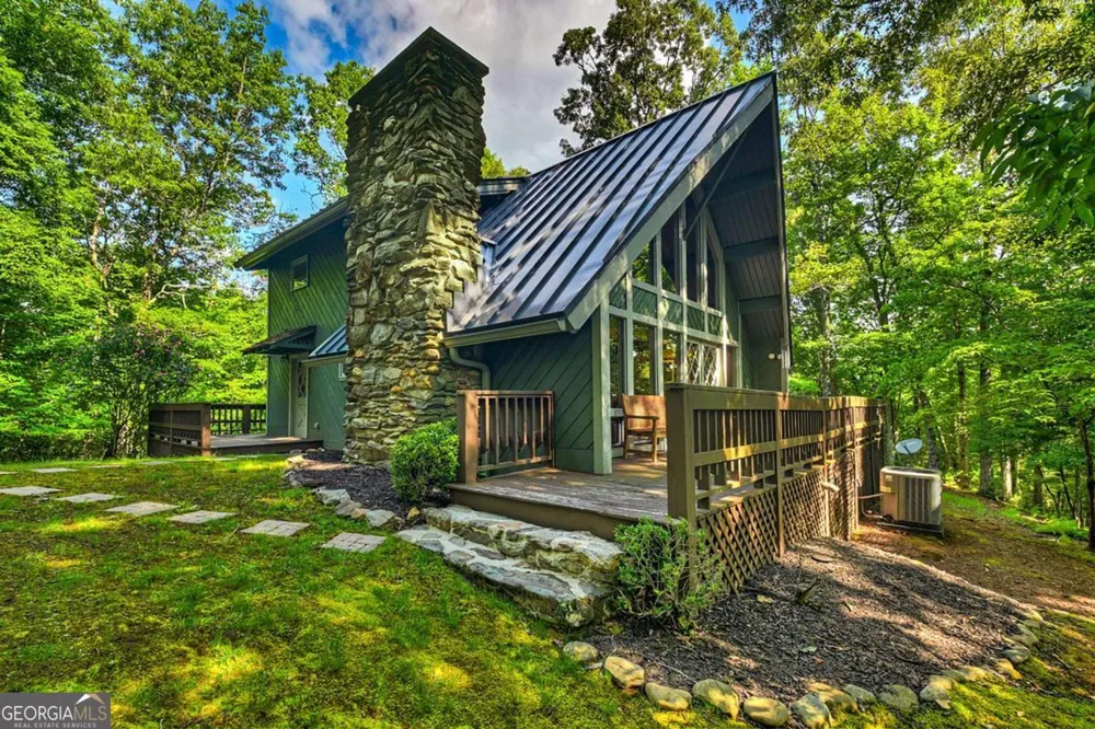 685 Cross CRK Mineral Bluff, GA 30559