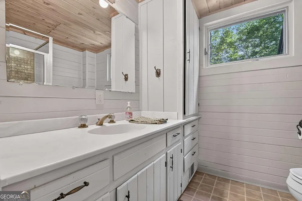 685 Cross CRK Mineral Bluff, GA 30559