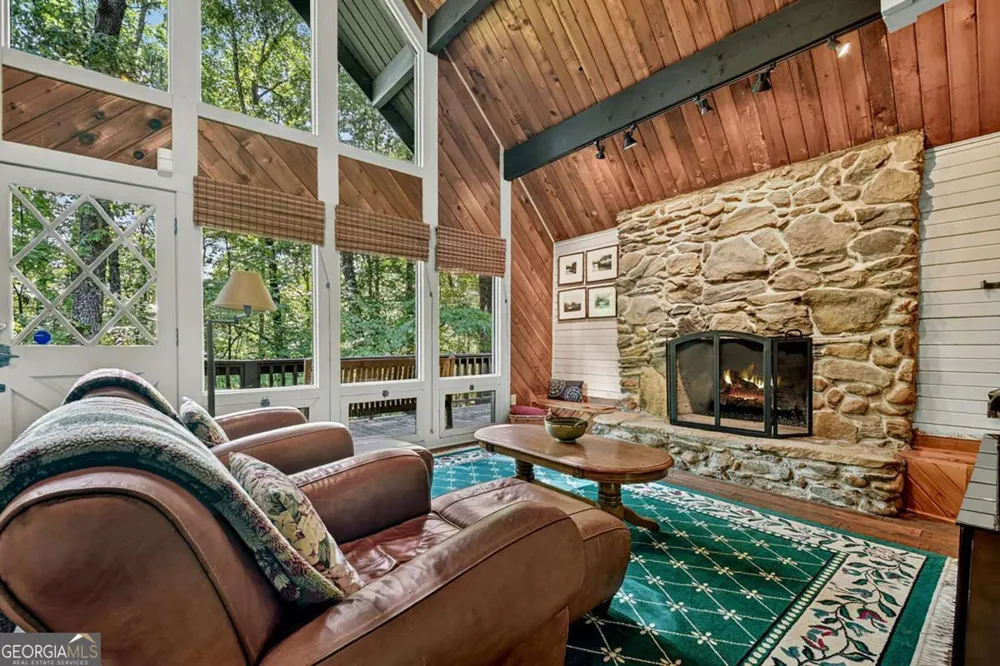 685 Cross CRK Mineral Bluff, GA 30559