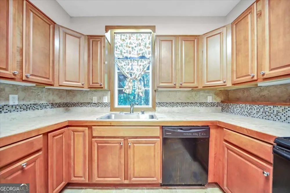 59 Rocky CIR NE White, GA 30184