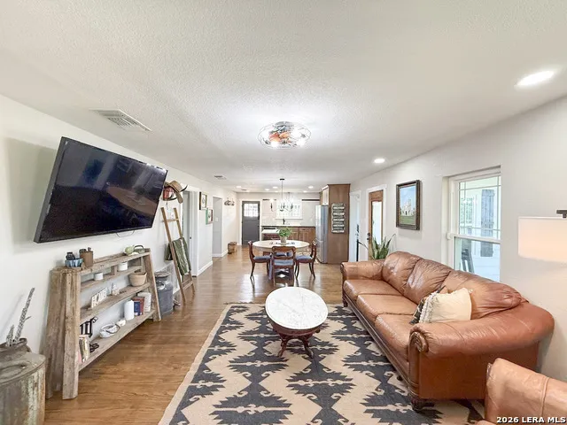 901 ZIG ZAG AVE Devine, TX 78016