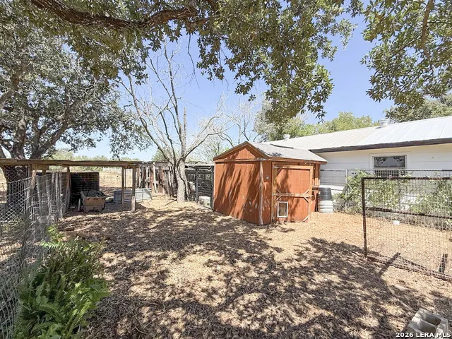 901 ZIG ZAG AVE Devine, TX 78016