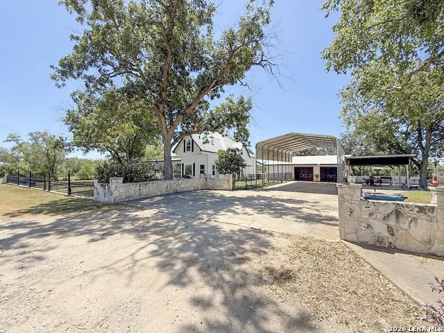 901 ZIG ZAG AVE Devine, TX 78016