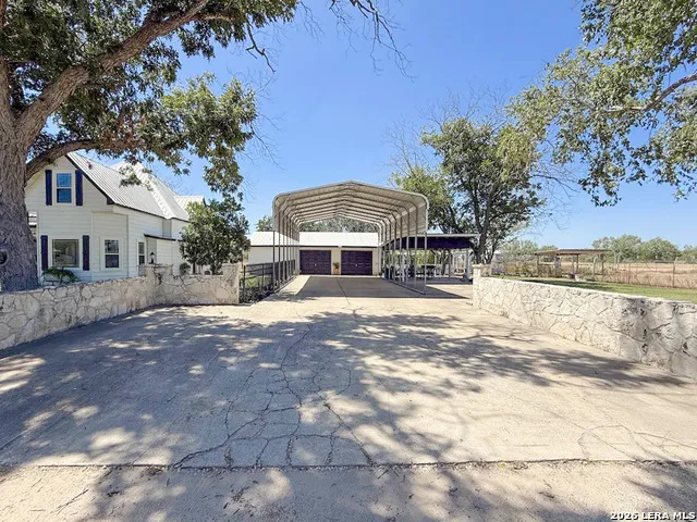 901 ZIG ZAG AVE Devine, TX 78016