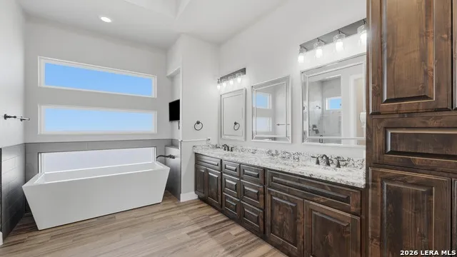 125 VALLEY VIEW DR La Vernia, TX 78121