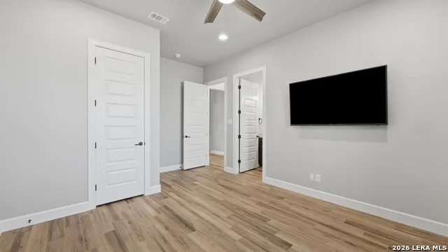 125 VALLEY VIEW DR La Vernia, TX 78121