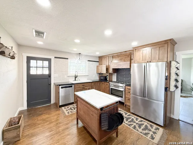 901 ZIG ZAG AVE Devine, TX 78016