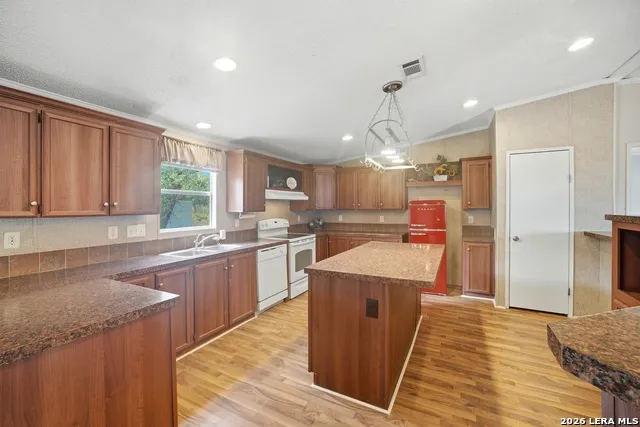 100 SANDY OAK LN Stockdale, TX 78160