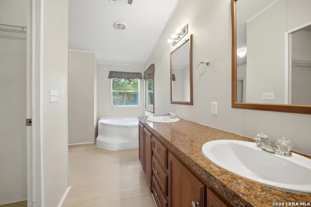 100 SANDY OAK LN Stockdale, TX 78160
