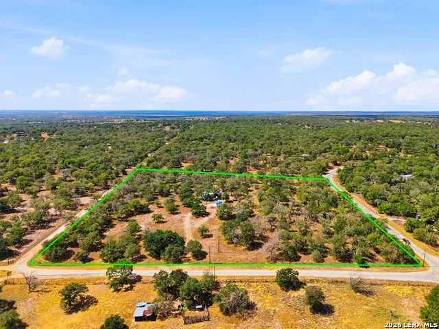 100 SANDY OAK LN Stockdale, TX 78160