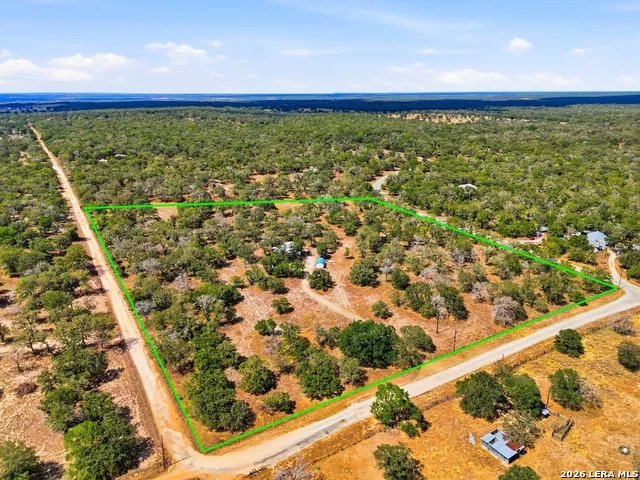 100 SANDY OAK LN Stockdale, TX 78160