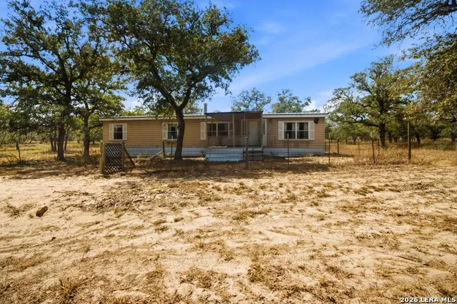 100 SANDY OAK LN Stockdale, TX 78160