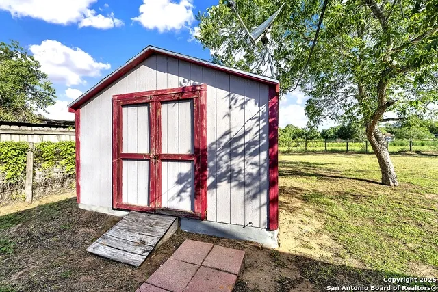 1205 Plum Floresville, TX 78114