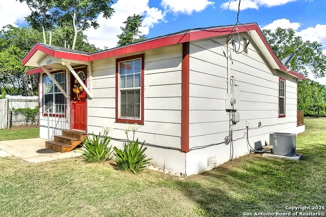 1205 Plum Floresville, TX 78114