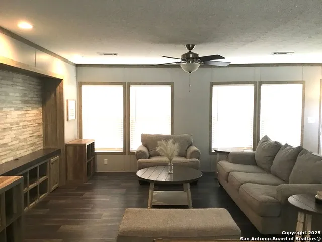 680 SE Front AVE Sabinal, TX 78881