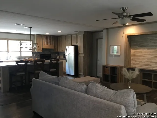 680 SE Front AVE Sabinal, TX 78881
