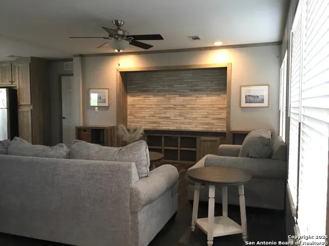 680 SE Front AVE Sabinal, TX 78881