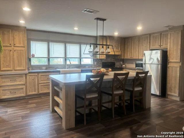 680 SE Front AVE Sabinal, TX 78881