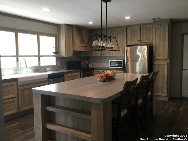 680 SE Front AVE Sabinal, TX 78881