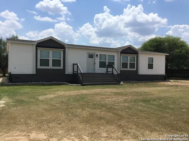 680 SE Front AVE Sabinal, TX 78881