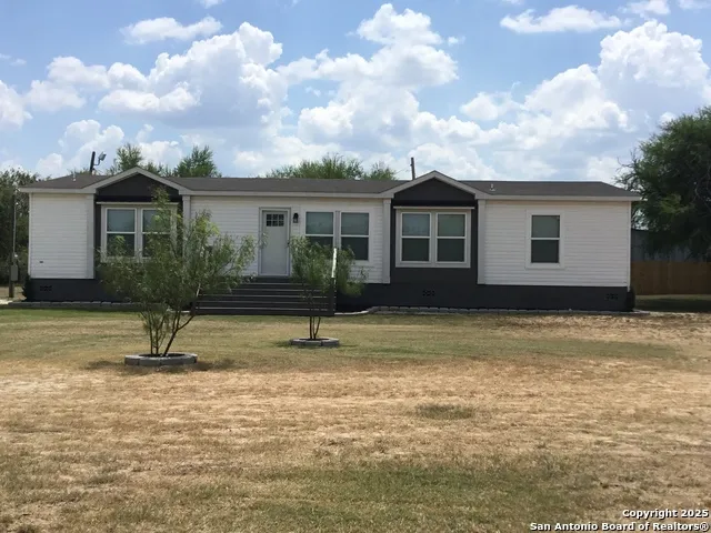 680 SE Front AVE Sabinal, TX 78881
