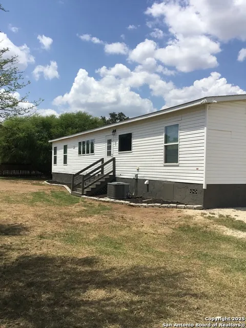 680 SE Front AVE Sabinal, TX 78881