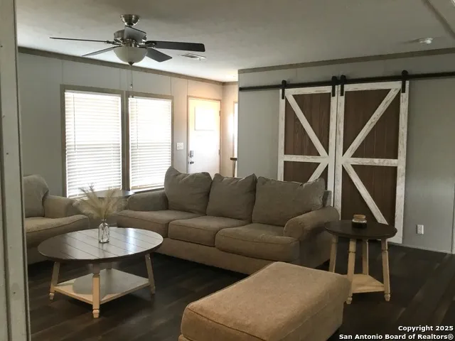 680 SE Front AVE Sabinal, TX 78881