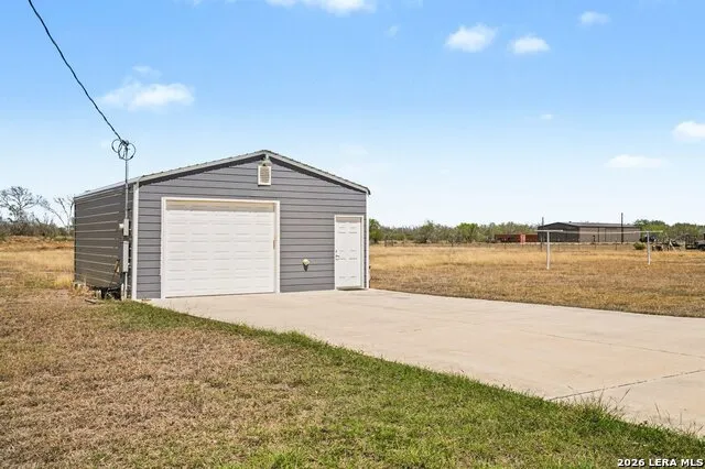1005 County Road 678 Natalia, TX 78059