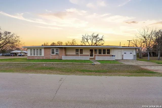 500 texas Nixon, TX 78140