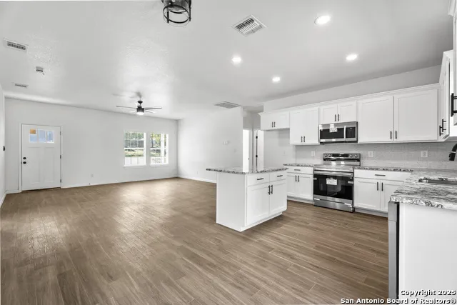 1080 Greenhill Dr Canyon Lake, TX 78133