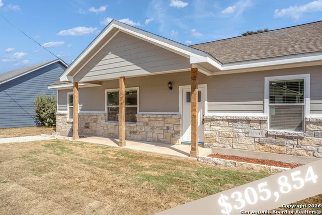 1130 Greenhill Dr Canyon Lake, TX 78133
