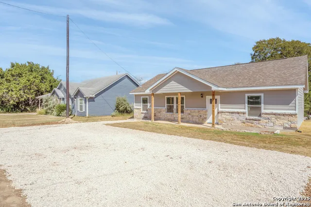 1130 Greenhill Dr Canyon Lake, TX 78133