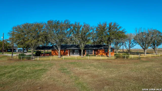 25 Labus Ln Floresville, TX 78114