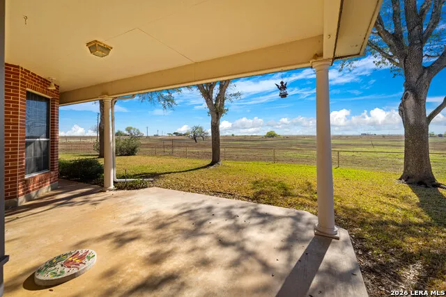 25 Labus Ln Floresville, TX 78114