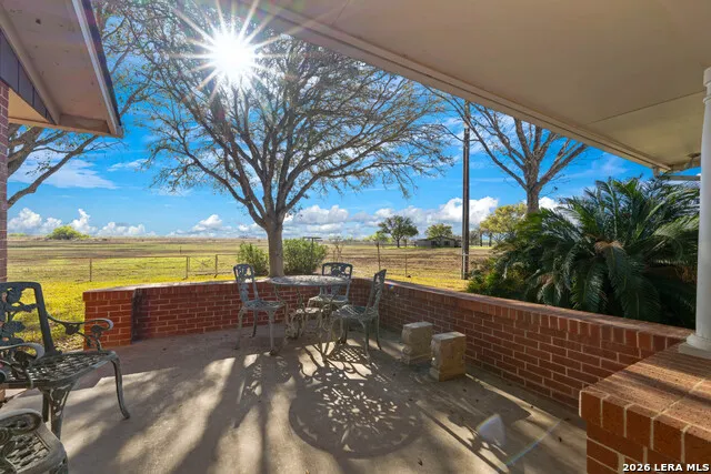 25 Labus Ln Floresville, TX 78114