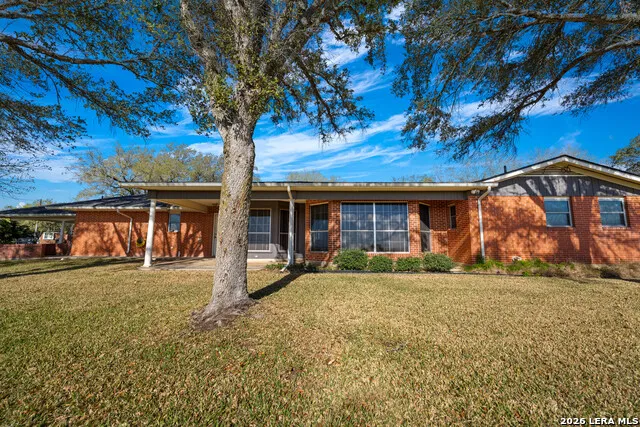 25 Labus Ln Floresville, TX 78114