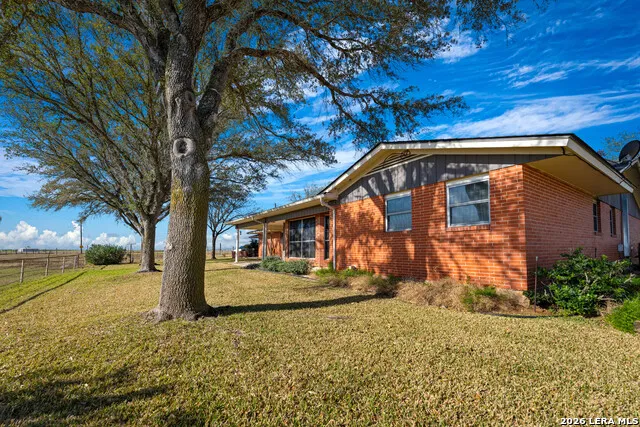 25 Labus Ln Floresville, TX 78114