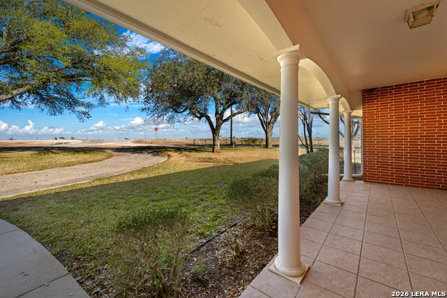 25 Labus Ln Floresville, TX 78114