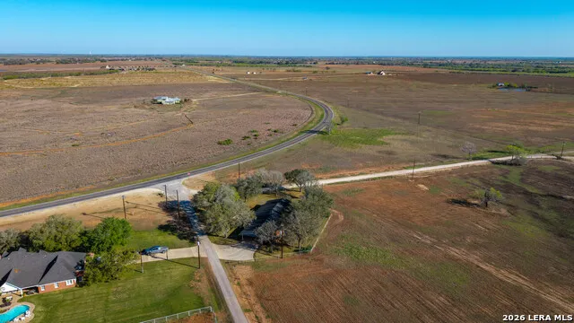 25 Labus Ln Floresville, TX 78114