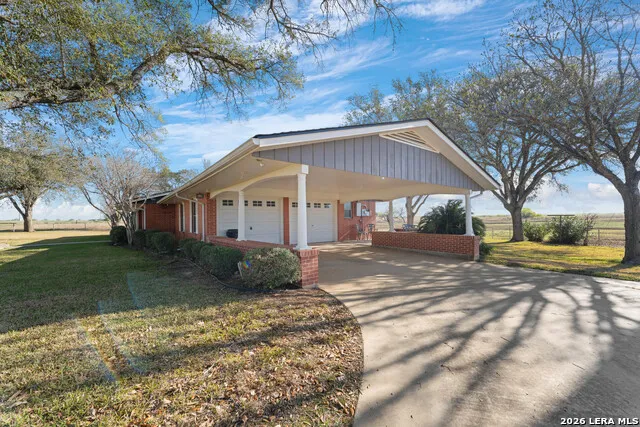 25 Labus Ln Floresville, TX 78114