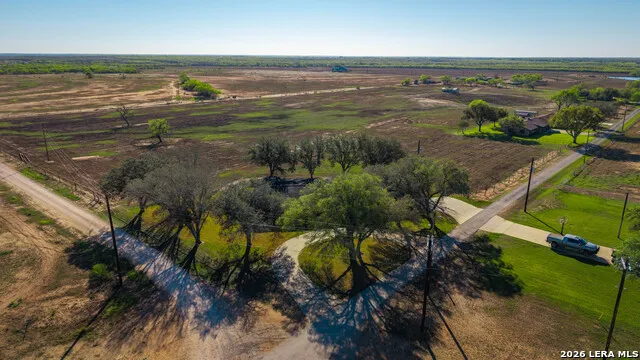 25 Labus Ln Floresville, TX 78114