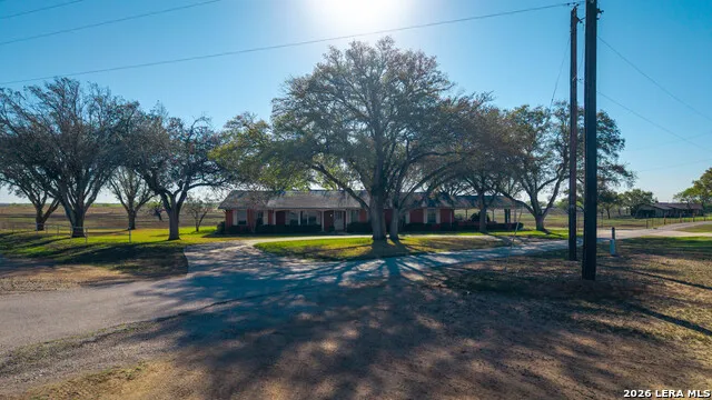 25 Labus Ln Floresville, TX 78114