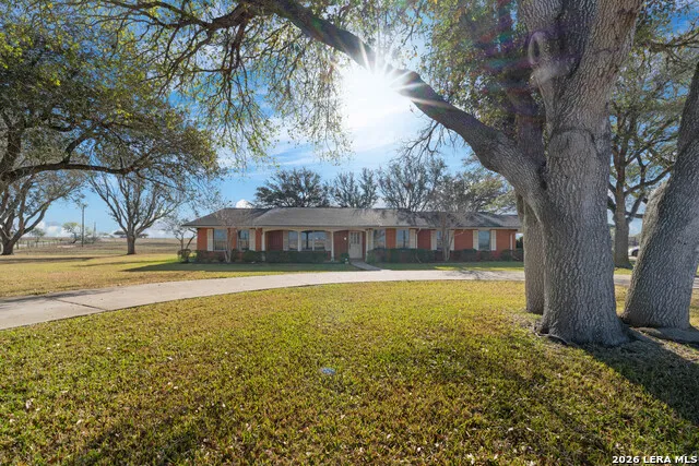 25 Labus Ln Floresville, TX 78114
