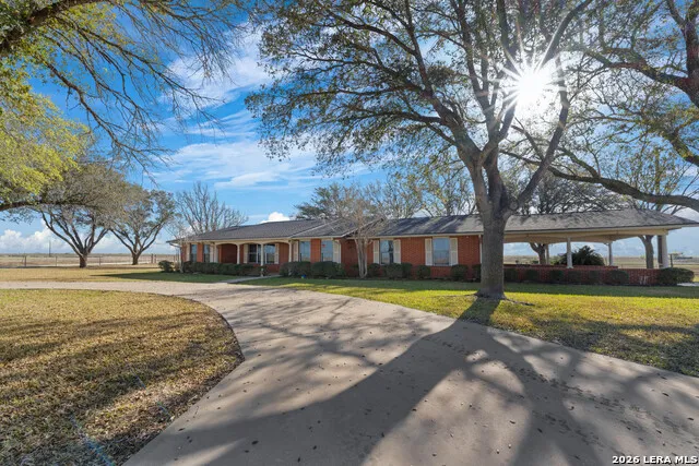 25 Labus Ln Floresville, TX 78114