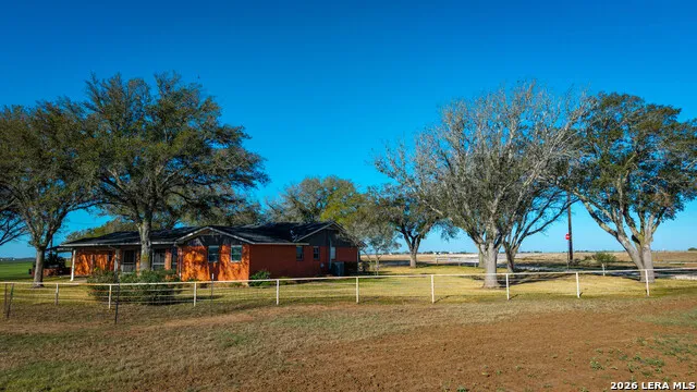 25 Labus Ln Floresville, TX 78114