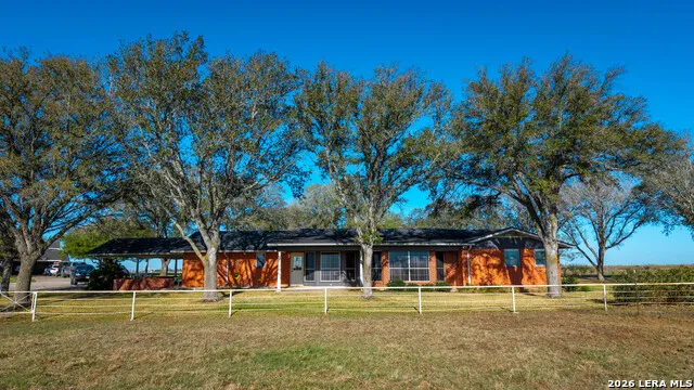 25 Labus Ln Floresville, TX 78114