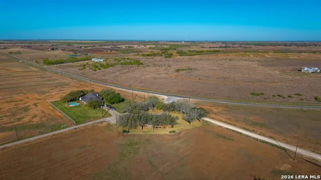 25 Labus Ln Floresville, TX 78114