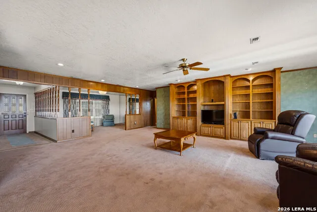 25 Labus Ln Floresville, TX 78114