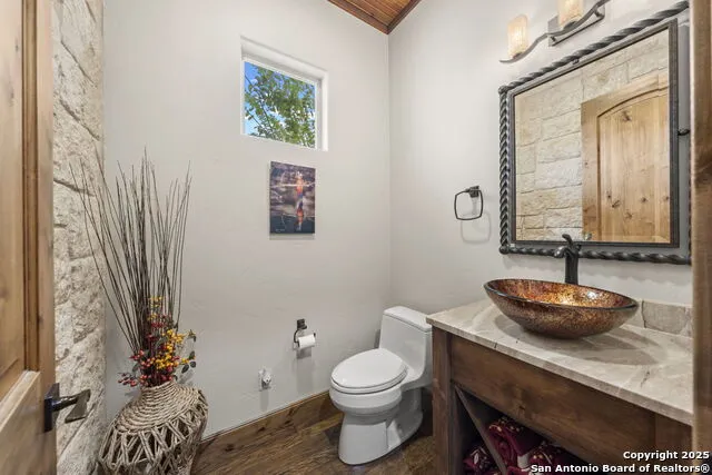 131 Bootlegger Ln Kerrville, TX 78028