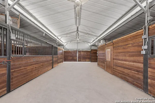 131 Bootlegger Ln Kerrville, TX 78028
